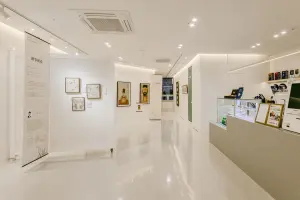 전통 초상화가 빛나는 미니멀 갤러리 인테리어